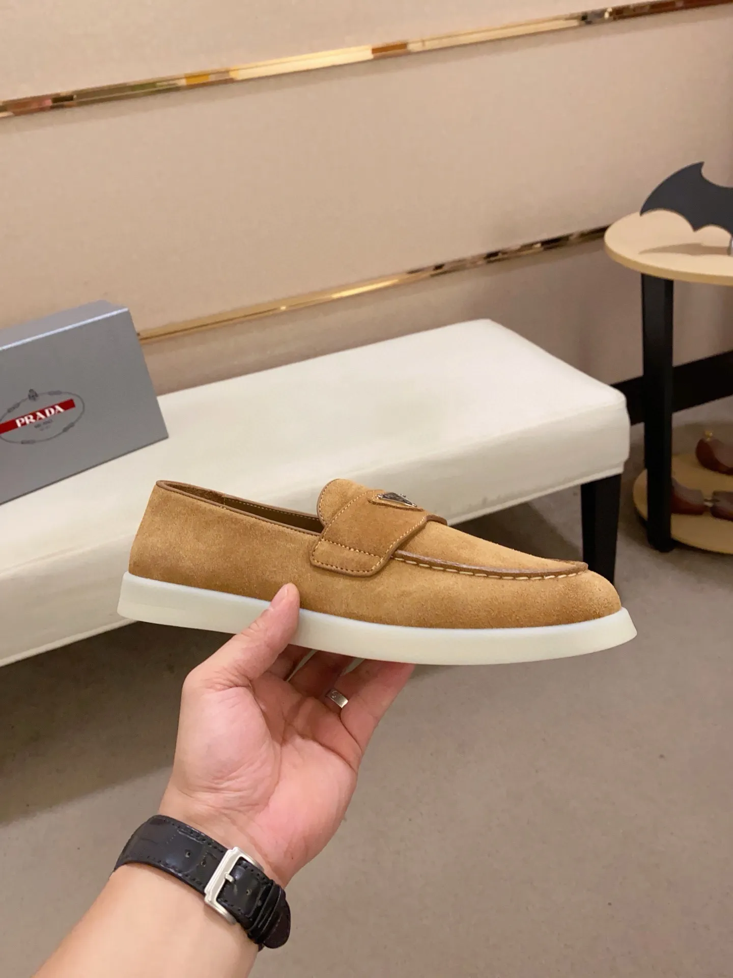 Men's shoes 💰 580💰 ✔️✔️✔️High-quality new PRADA counters are launched at the same time. The new men's shoes and 😘fabrics are selected from high-silk bald cowhide and are made by pure handicrafts. Lining: Full cowhide lining. 👍🏿 High-end ☄️ air-cushion molded anti-slip rubber outsole, exquisite lines, simple and elegant, comfortable and high-end for leisure travel. Code number: 38 to 44 (45 can be customized)